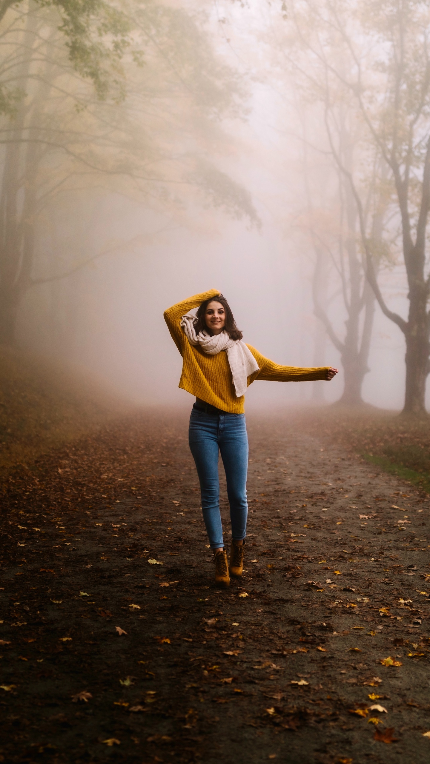 Mädchen Auf Alleiniger Straße, Atmosphäre, Menschen in Der Natur, Nebel, Naturlandschaft. Wallpaper in 1440x2560 Resolution