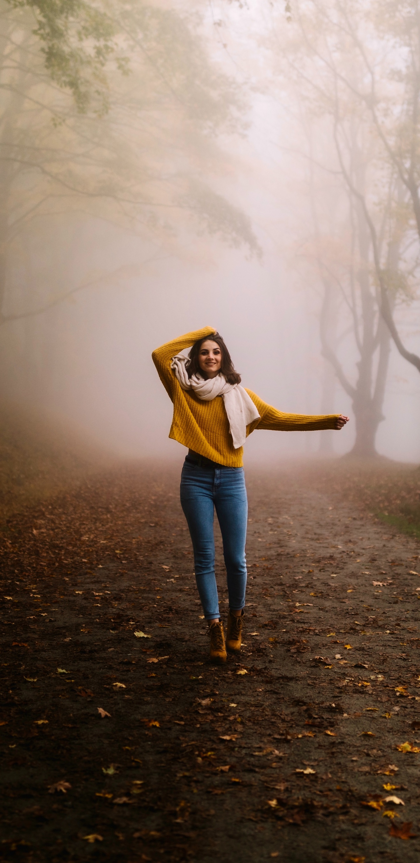 Mädchen Auf Alleiniger Straße, Atmosphäre, Menschen in Der Natur, Nebel, Naturlandschaft. Wallpaper in 1440x2960 Resolution