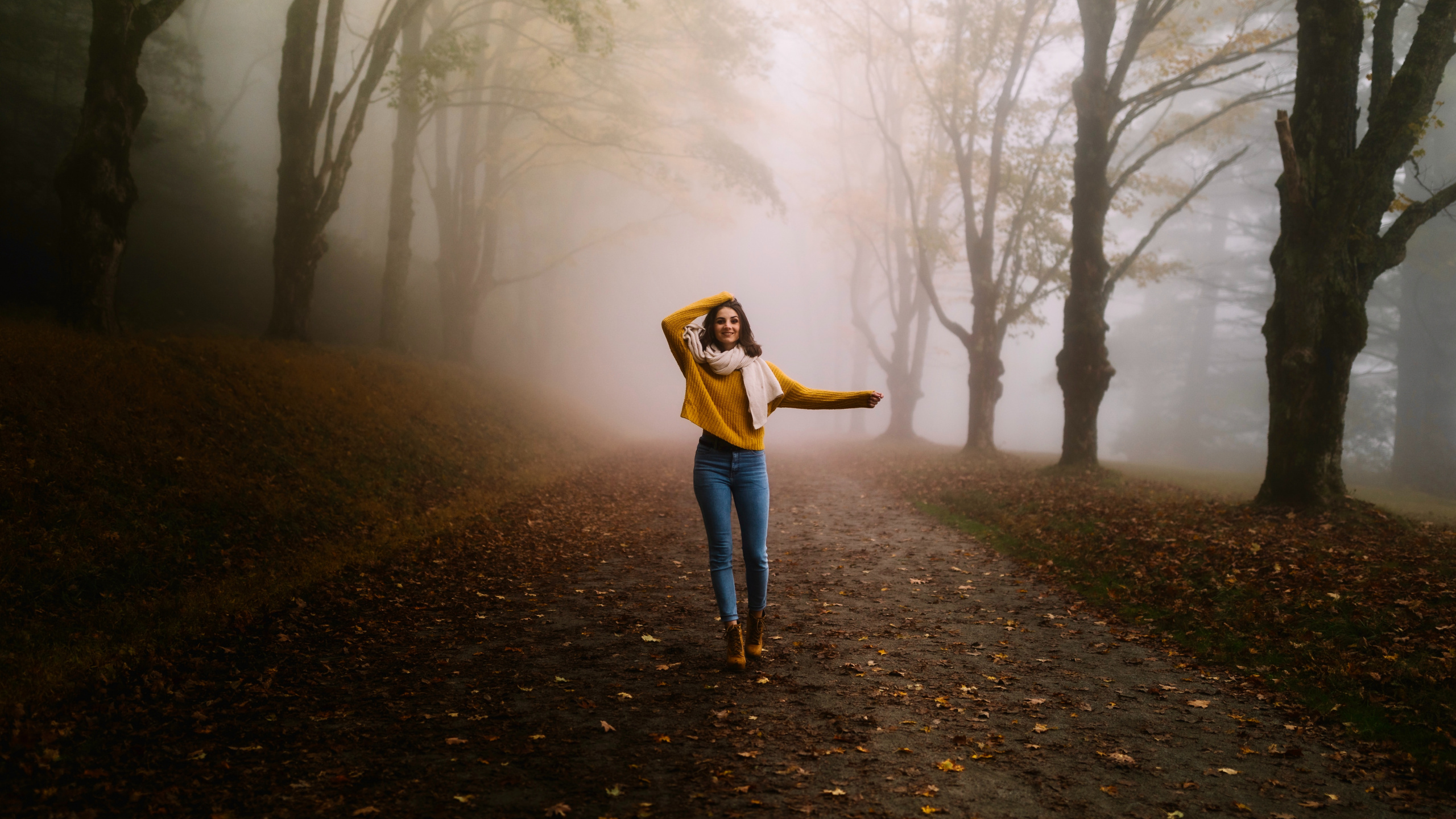 Mädchen Auf Alleiniger Straße, Atmosphäre, Menschen in Der Natur, Nebel, Naturlandschaft. Wallpaper in 2560x1440 Resolution