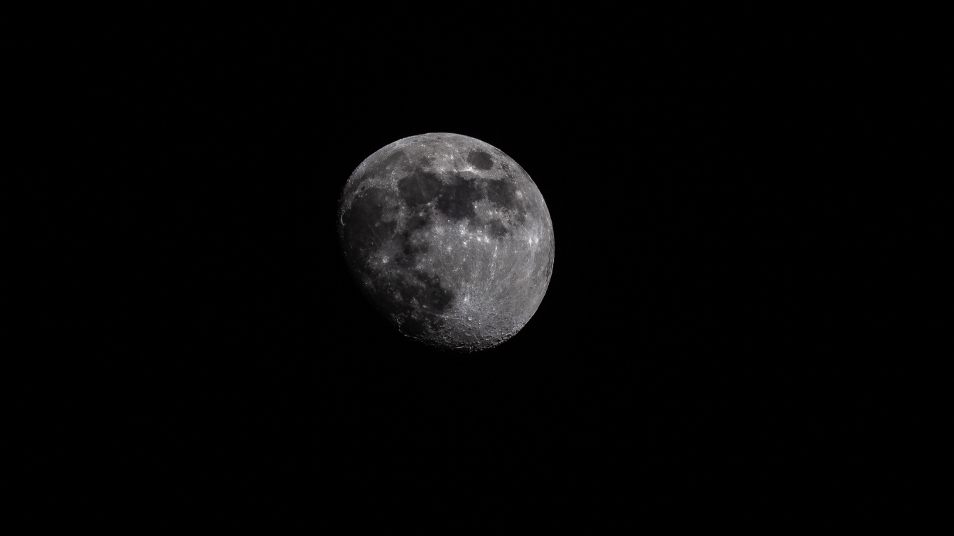 Luna Llena en el Cielo de la Noche Oscura. Wallpaper in 1366x768 Resolution