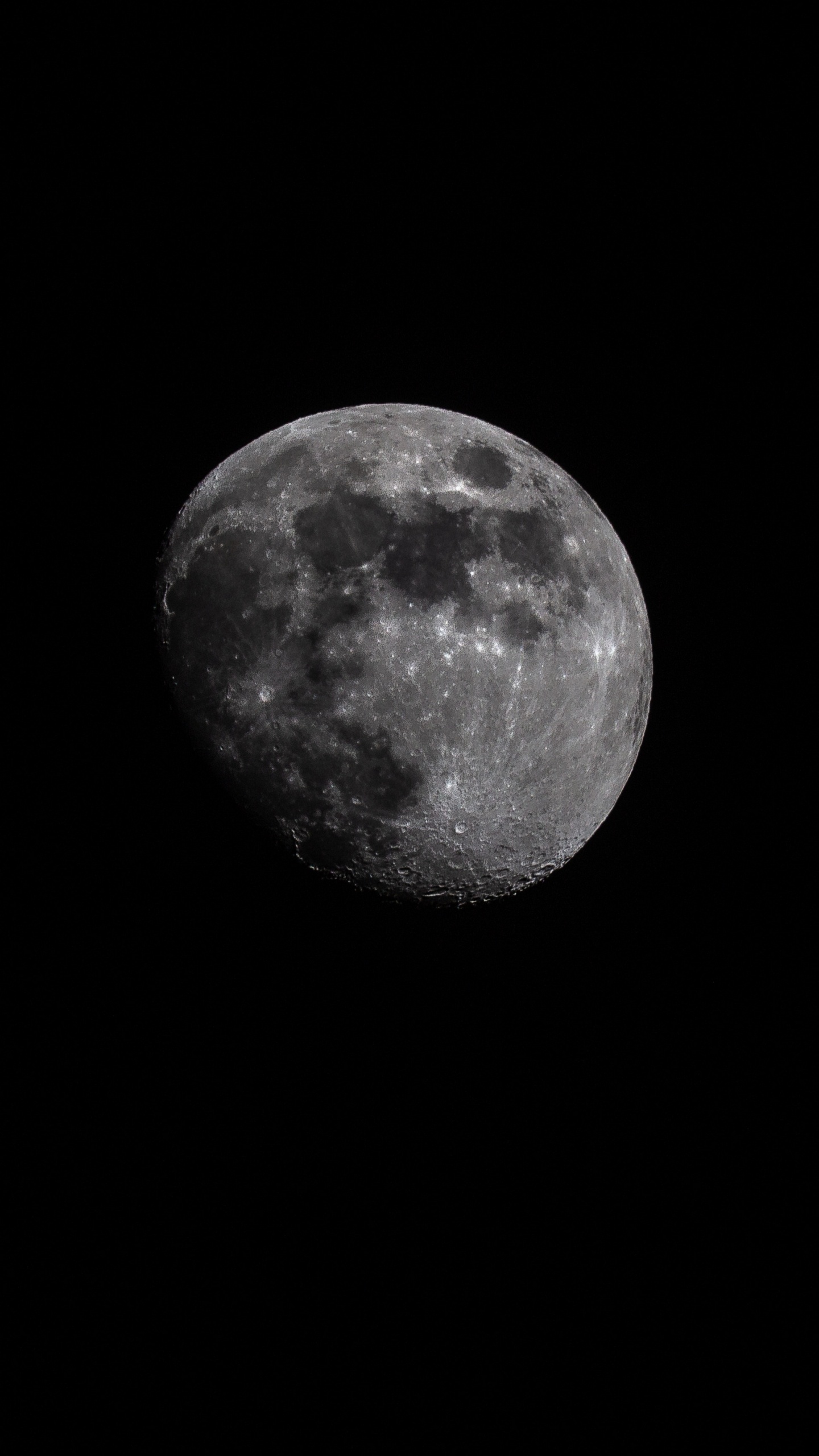 Luna Llena en el Cielo de la Noche Oscura. Wallpaper in 1440x2560 Resolution