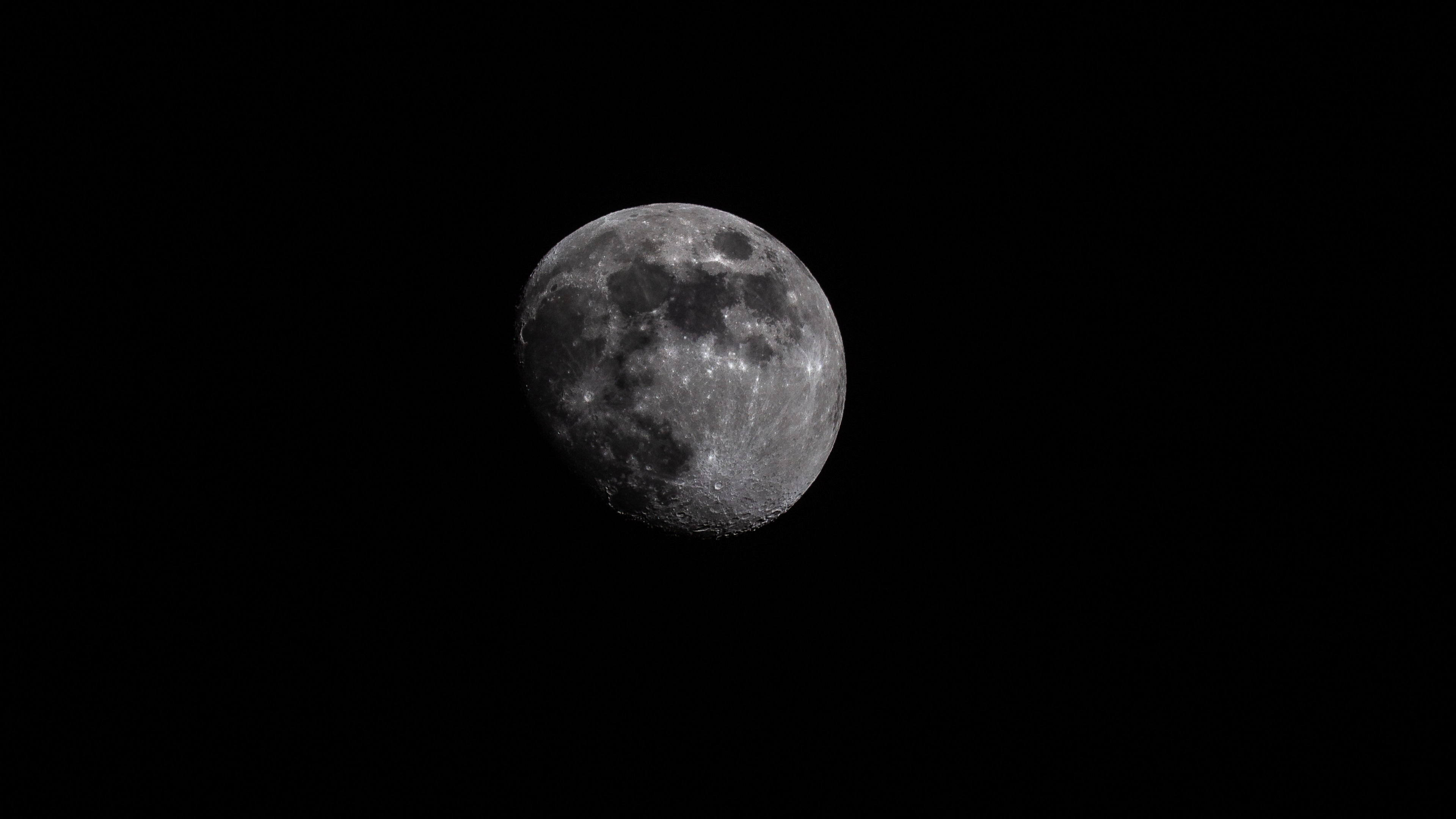 Luna Llena en el Cielo de la Noche Oscura. Wallpaper in 3840x2160 Resolution