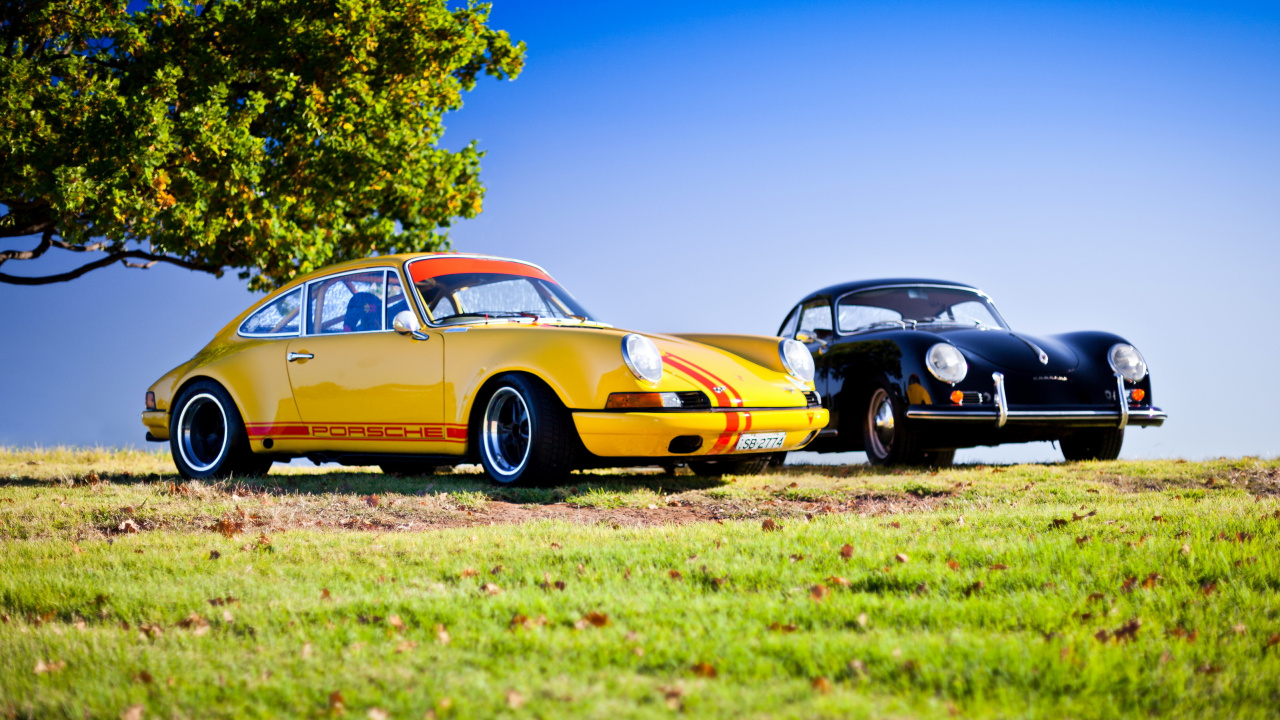 Coupé Jaune Sur Terrain D'herbe Verte Pendant la Journée. Wallpaper in 1280x720 Resolution