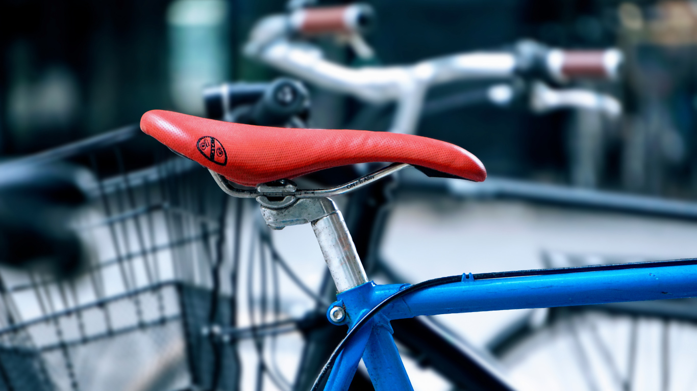 Bicicleta Azul y Roja en Lente de Cambio de Inclinación.. Wallpaper in 1366x768 Resolution