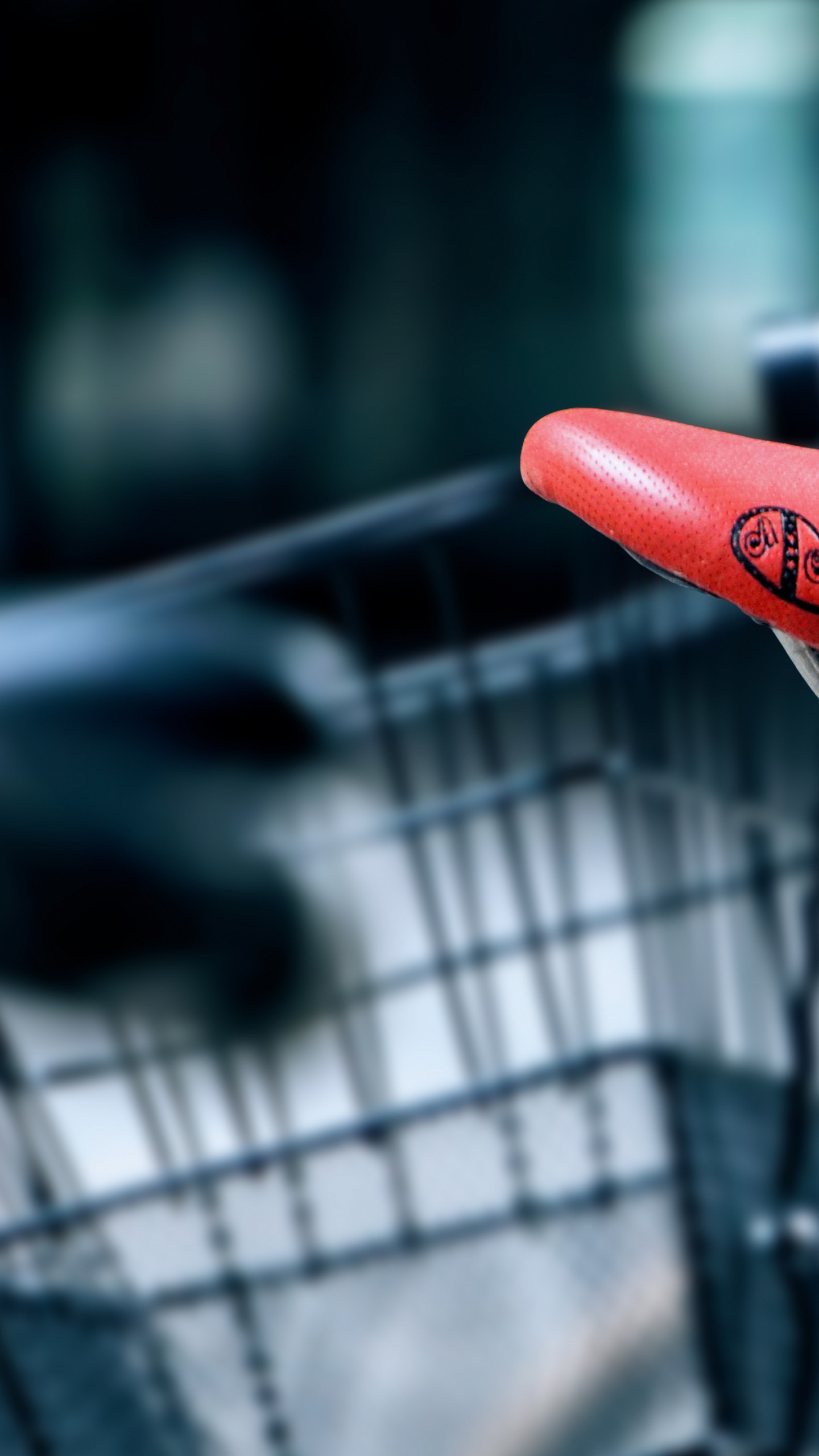 Blaues Und Rotes Fahrrad in Tilt-Shift-Linse. Wallpaper in 1440x2560 Resolution