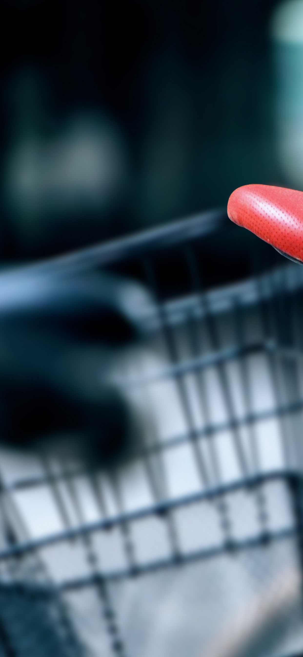 Vélo Bleu et Rouge Dans L'objectif à Basculement. Wallpaper in 1242x2688 Resolution