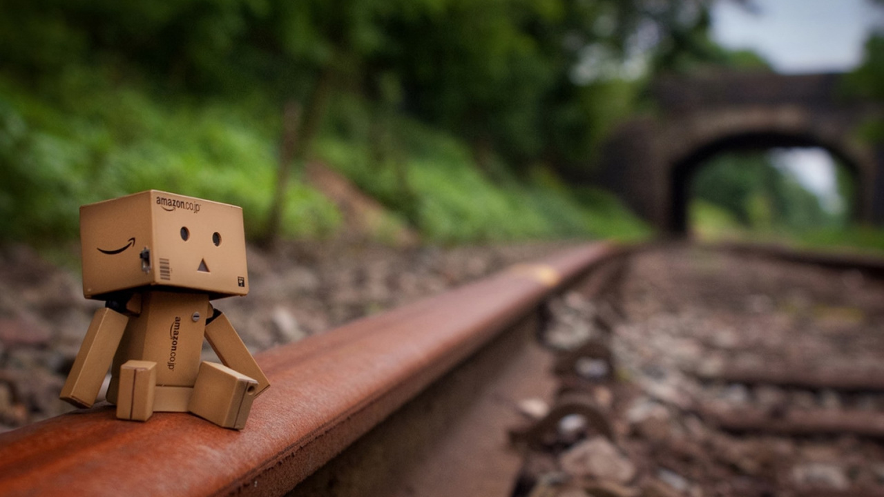 Brown Cardboard Box Robot on Train Rail. Wallpaper in 1280x720 Resolution