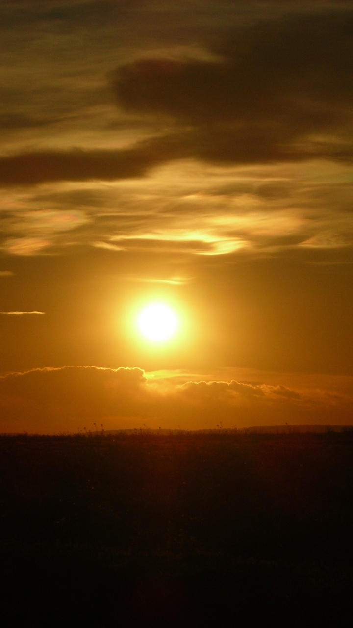 Soleil Couchant à L'horizon. Wallpaper in 720x1280 Resolution