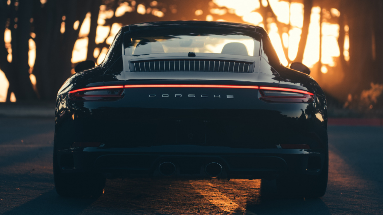 Voiture Noire Sur Route Pendant le Coucher du Soleil. Wallpaper in 1280x720 Resolution