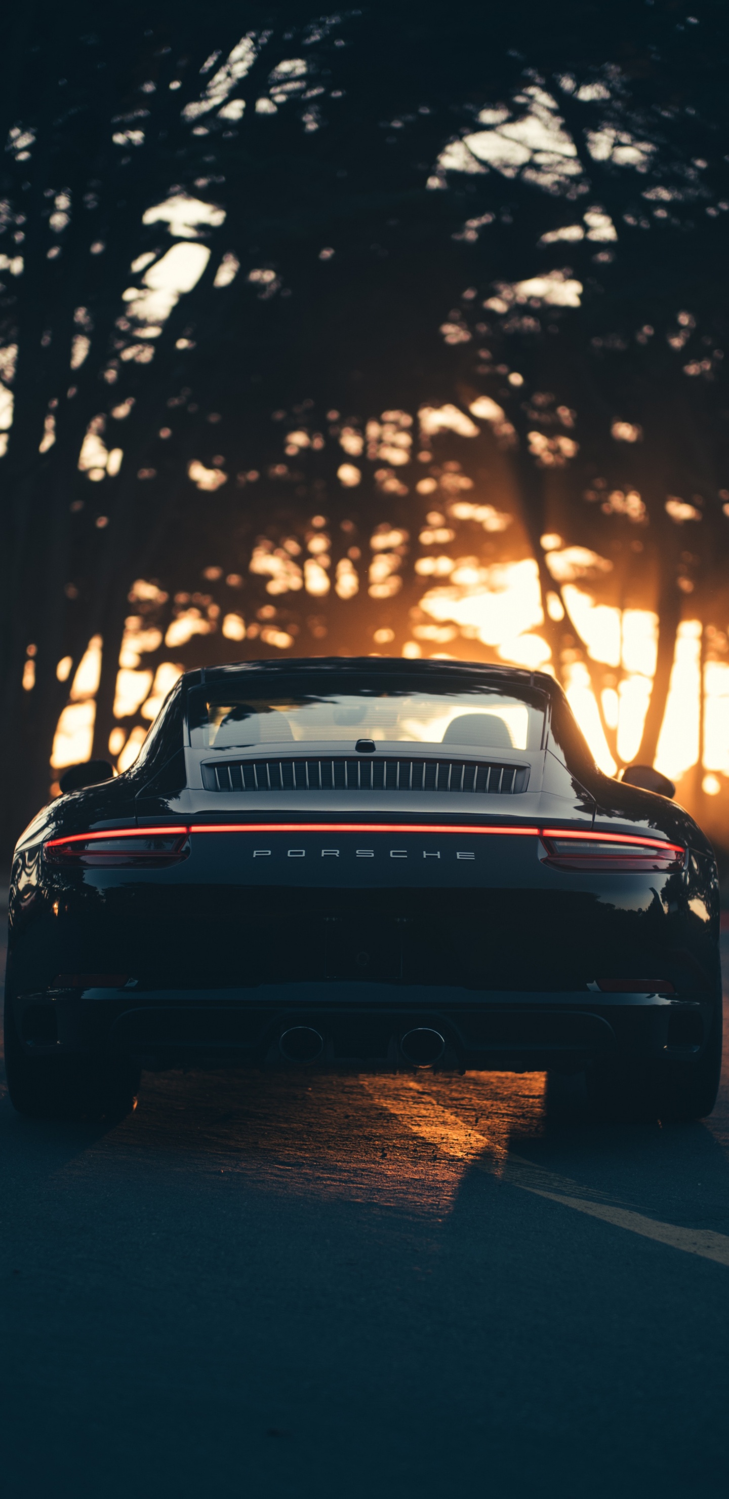 Coche Negro en la Carretera Durante la Puesta de Sol. Wallpaper in 1440x2960 Resolution