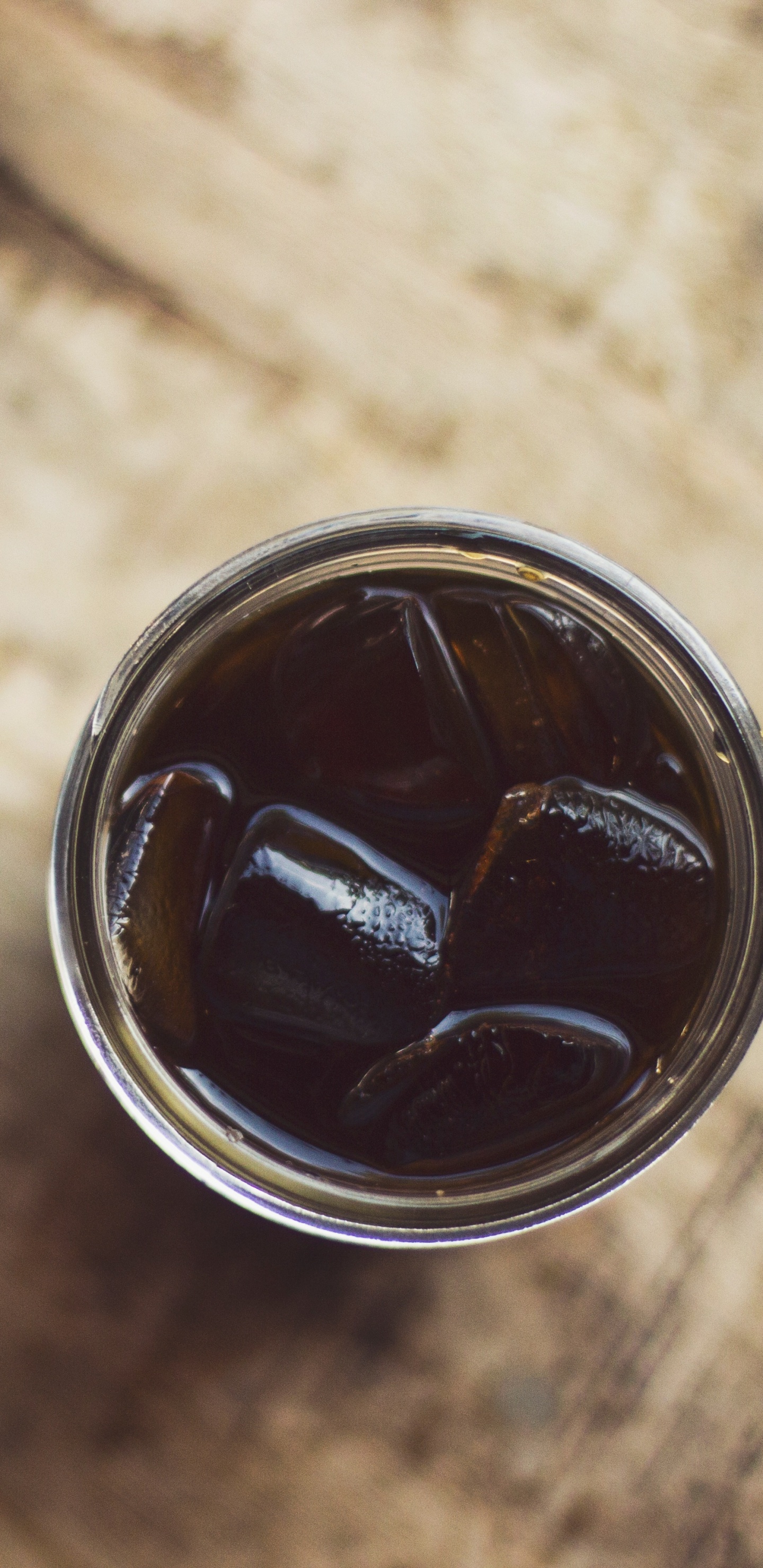 Schwarze Flüssigkeit in Weißem Keramikbecher. Wallpaper in 1440x2960 Resolution