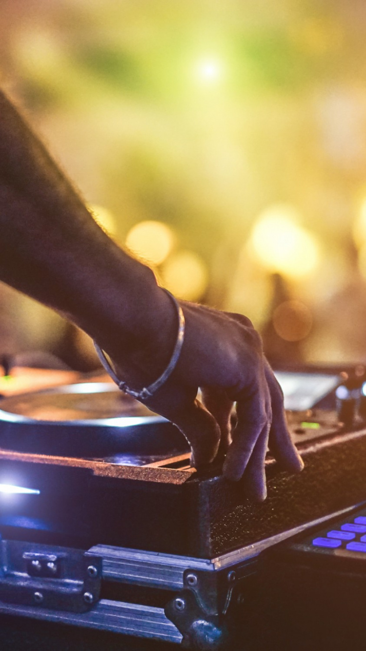 Discjockey, Deejay, Musik, Partei, Hotelbar. Wallpaper in 750x1334 Resolution