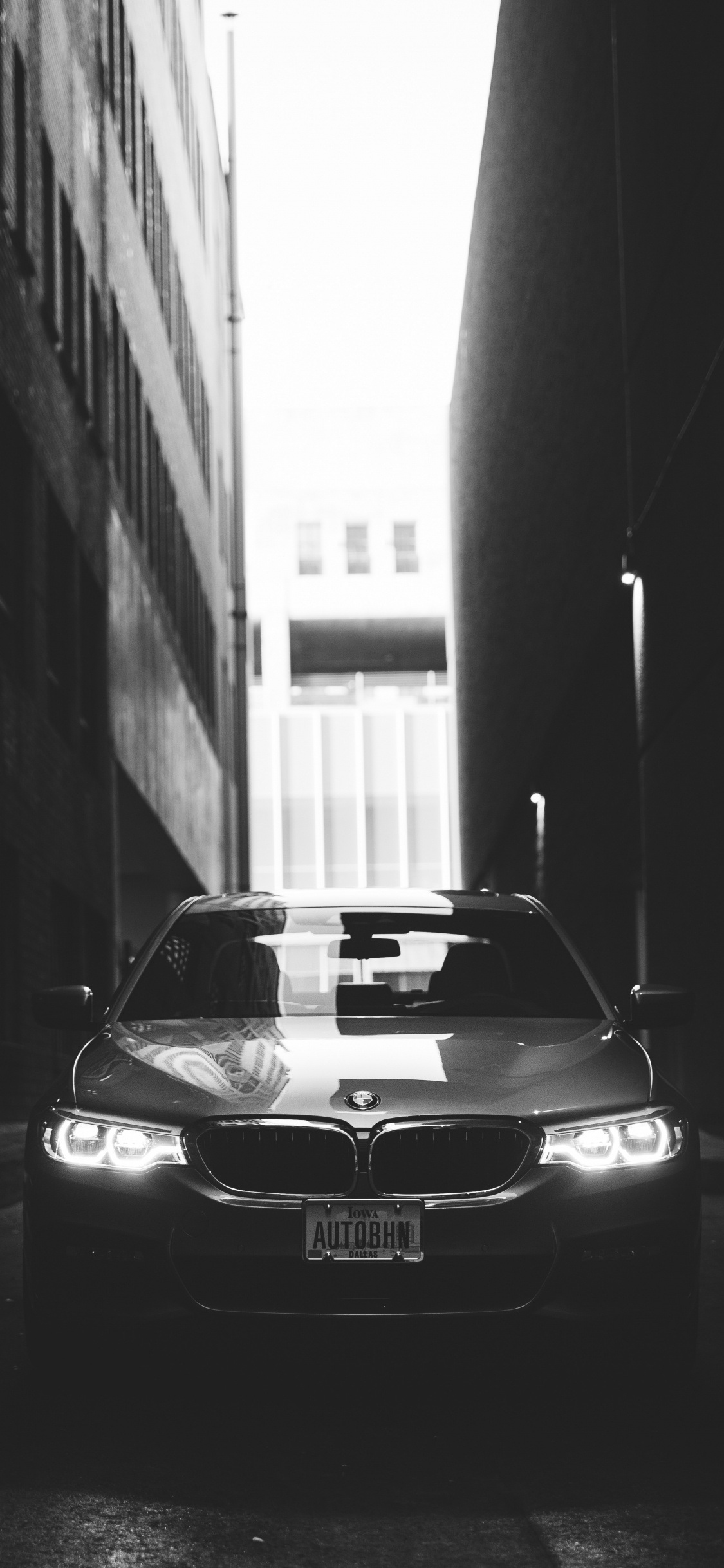 Photo en Niveaux de Gris D'une Voiture Dans un Tunnel. Wallpaper in 1125x2436 Resolution