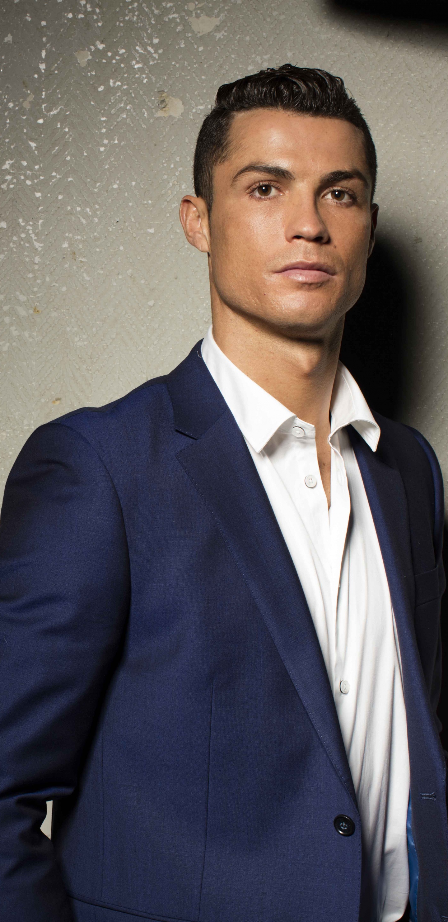 Hombre Con Chaqueta Azul de Pie Junto a la Pared Negra. Wallpaper in 1440x2960 Resolution