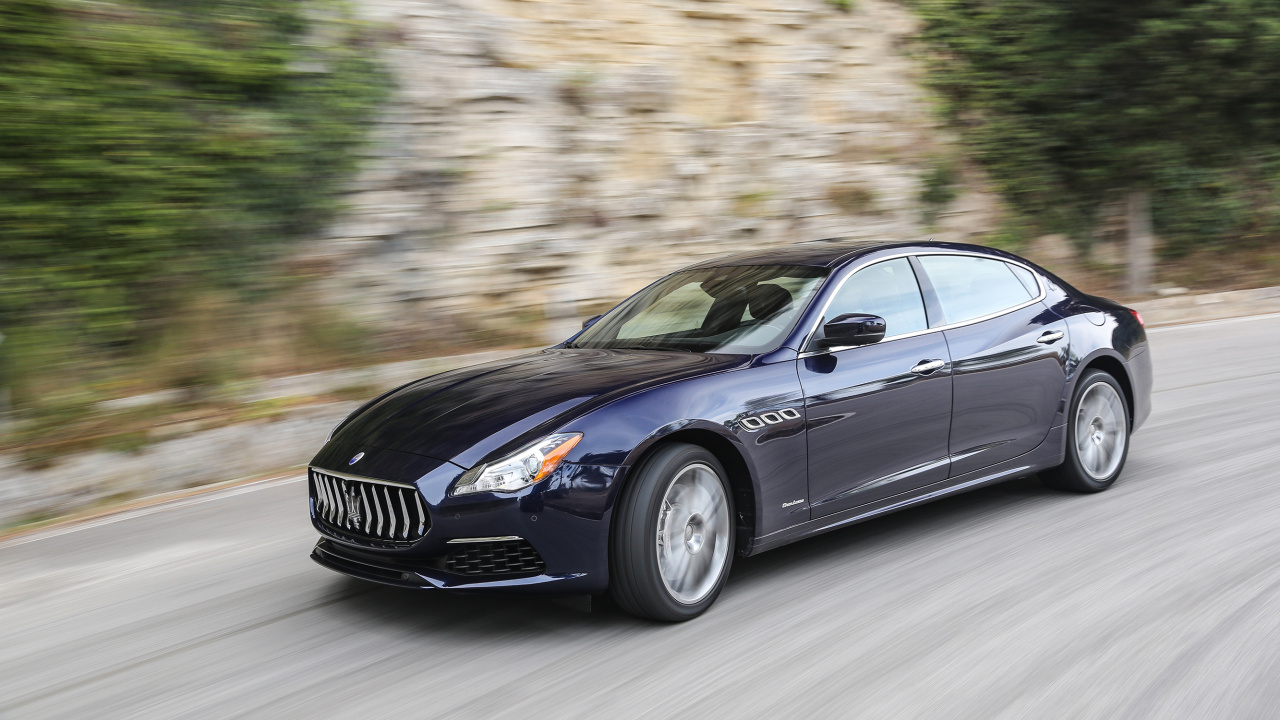 Mercedes Benz Coupe Negro en la Carretera Durante el Día. Wallpaper in 1280x720 Resolution