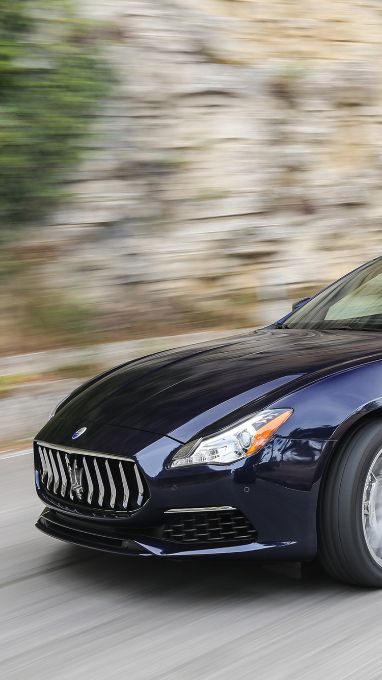 Mercedes Benz Coupe Negro en la Carretera Durante el Día. Wallpaper in 750x1334 Resolution