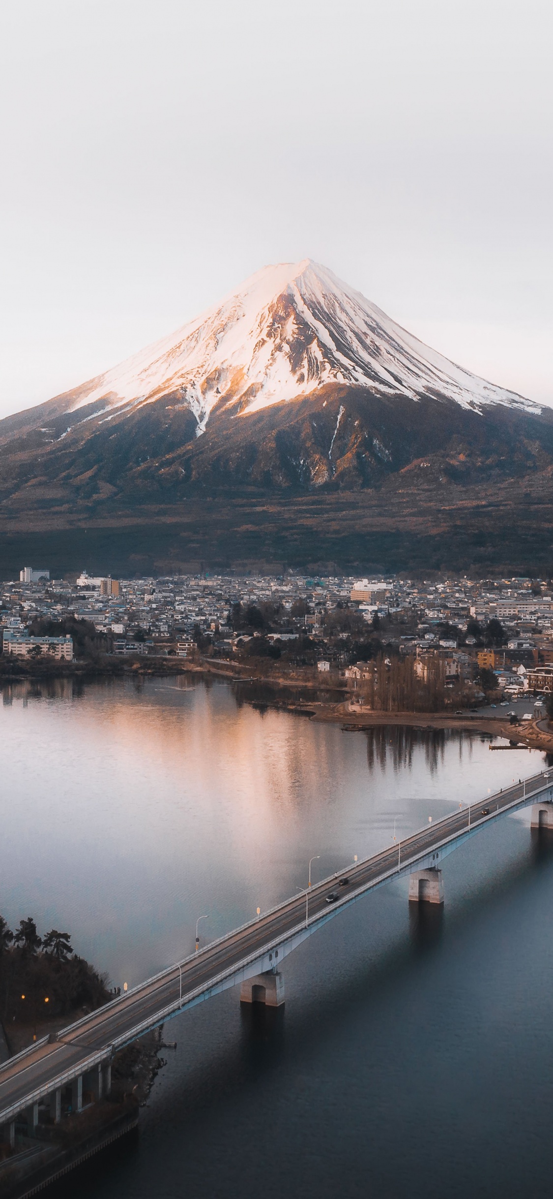 Mount Fuji, Kawaguchi, Wasser, Schnee, Hochland. Wallpaper in 1125x2436 Resolution