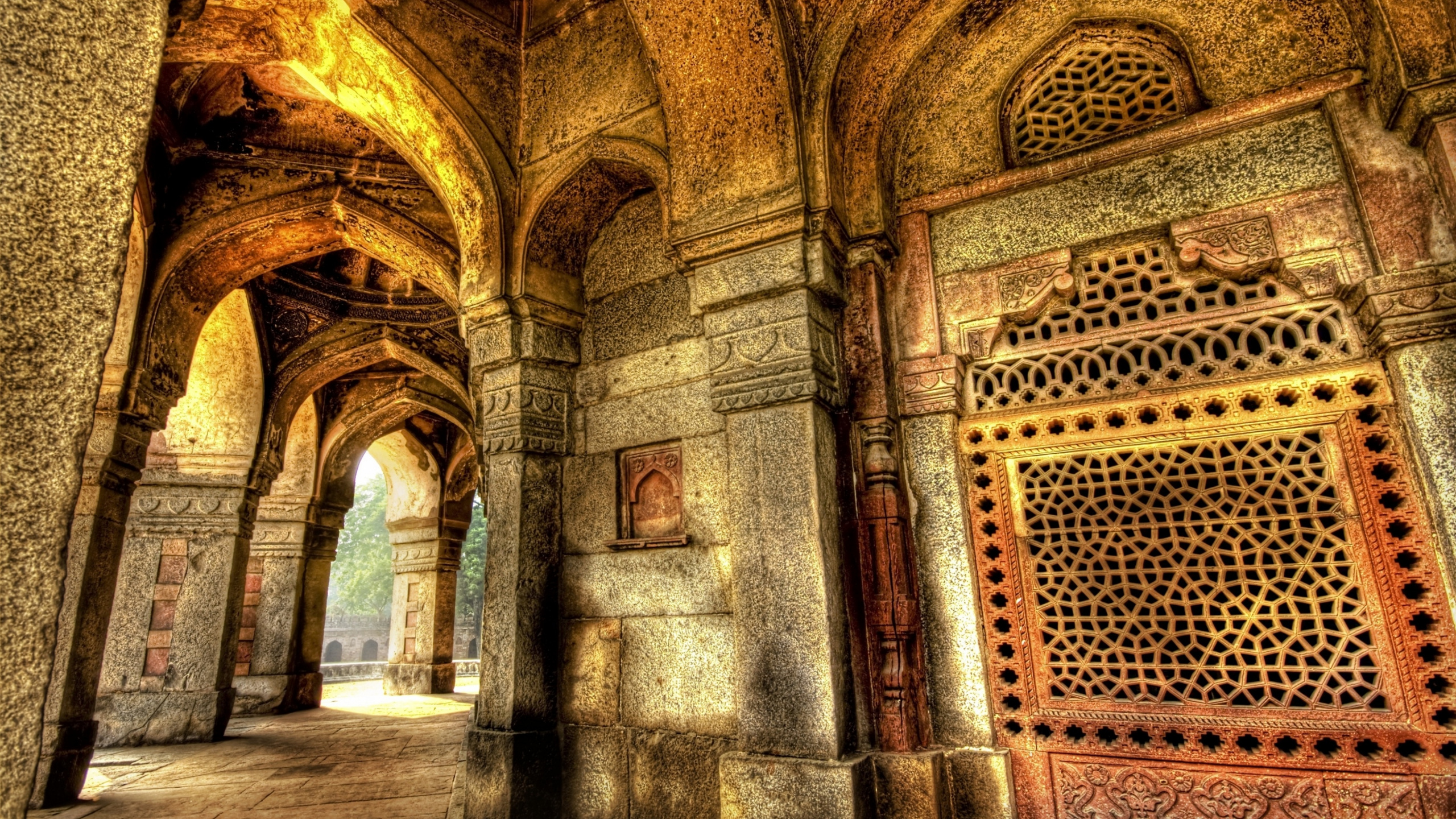 Bâtiment en Béton Marron et Gris. Wallpaper in 2560x1440 Resolution