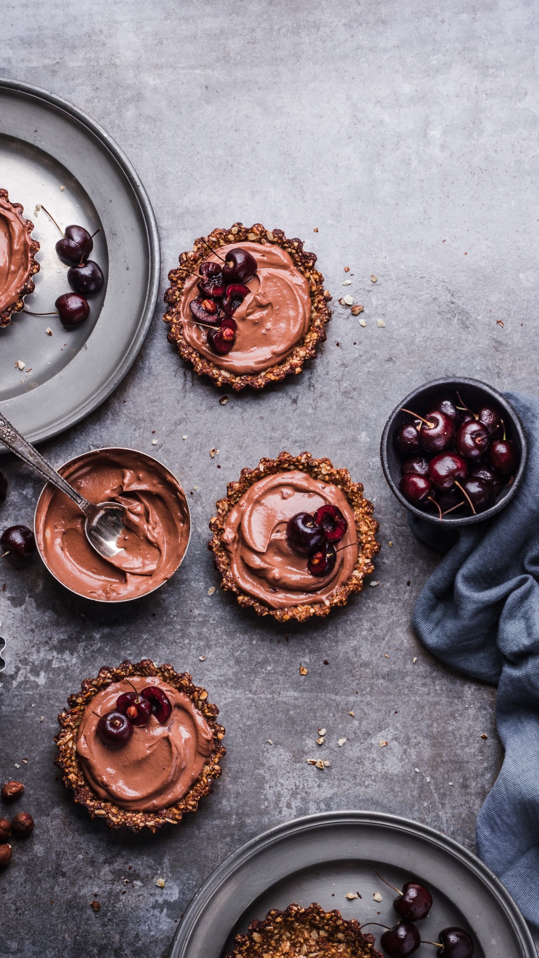 Three Cupcakes on White Ceramic Plate. Wallpaper in 1080x1920 Resolution