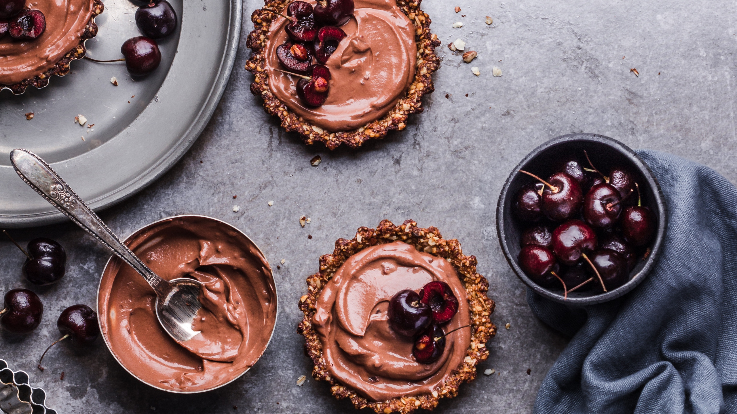 Trois Petits Gâteaux Sur Une Plaque en Céramique Blanche. Wallpaper in 2560x1440 Resolution