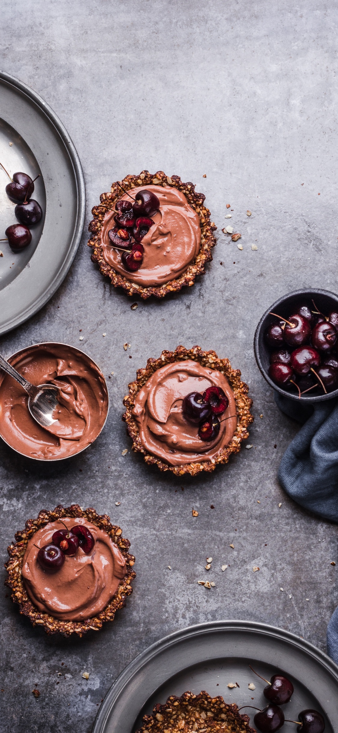 Drei Cupcakes Auf Weißem Keramikteller. Wallpaper in 1125x2436 Resolution