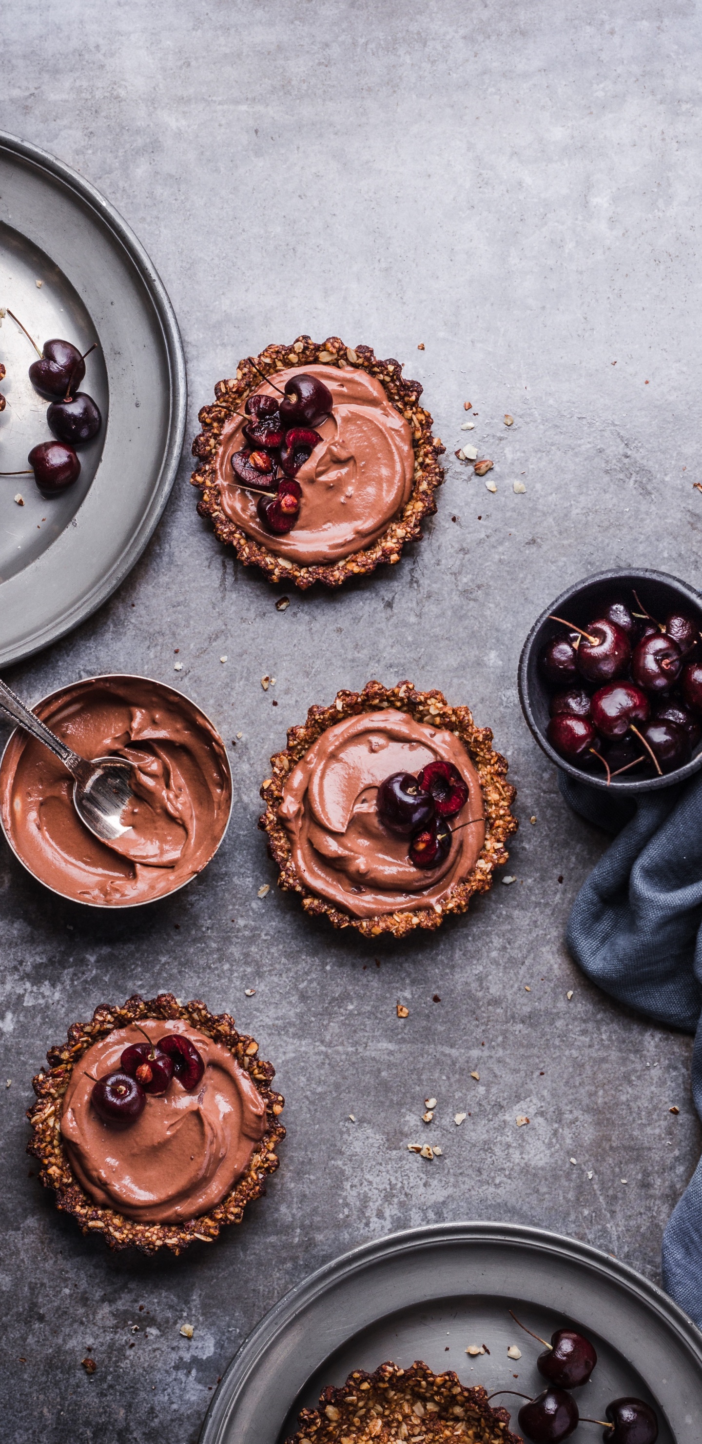 Drei Cupcakes Auf Weißem Keramikteller. Wallpaper in 1440x2960 Resolution