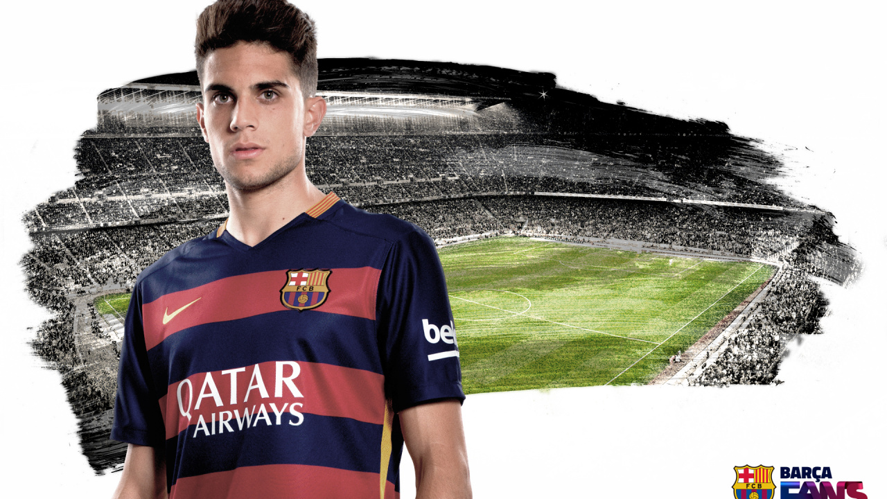 Hombre en Azul y Rojo Adidas Camiseta de Cuello Redondo de Pie Sobre el Campo de Hierba Verde Durante. Wallpaper in 1280x720 Resolution