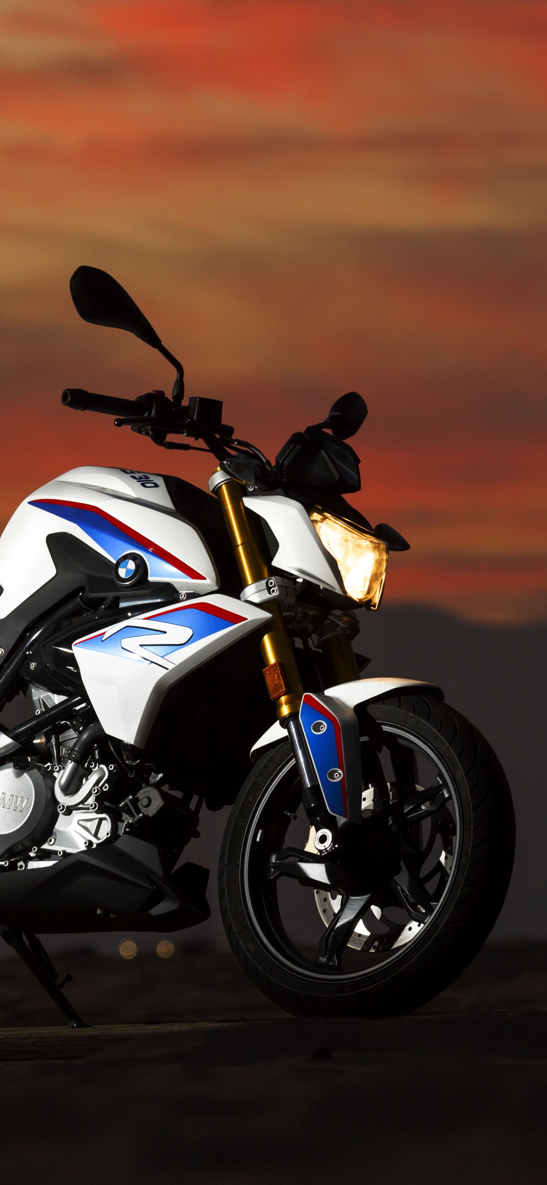 Bicicleta Deportiva Blanca y Negra. Wallpaper in 1125x2436 Resolution