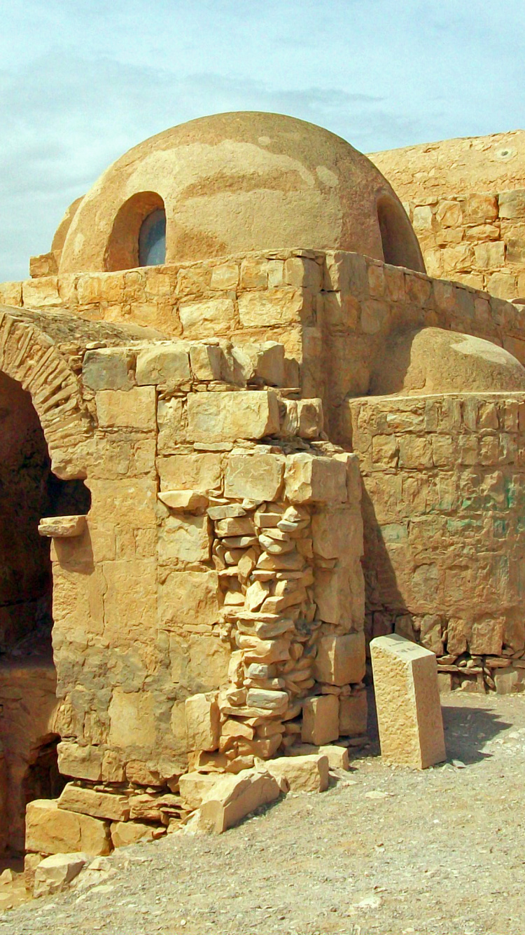 Braunes Betongebäude Unter Blauem Himmel Tagsüber. Wallpaper in 750x1334 Resolution