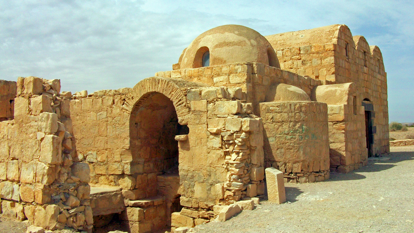 Edificio de Hormigón Marrón Bajo un Cielo Azul Durante el Día. Wallpaper in 1366x768 Resolution