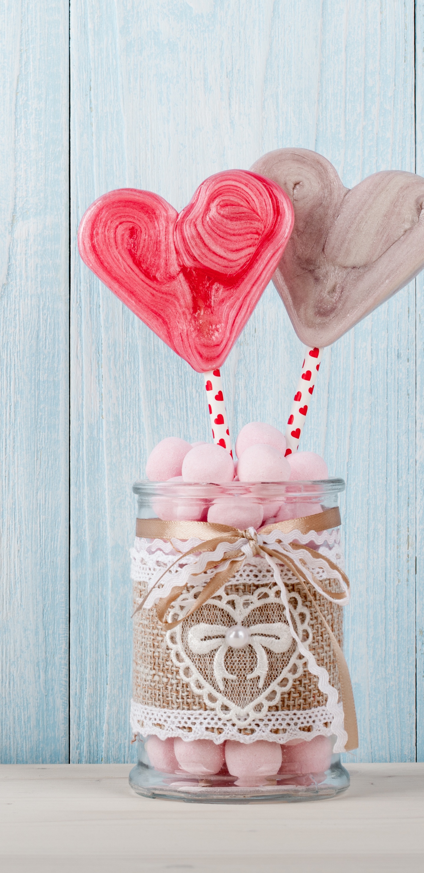 Globo de Corazón Rojo Sobre Mesa de Madera Marrón. Wallpaper in 1440x2960 Resolution