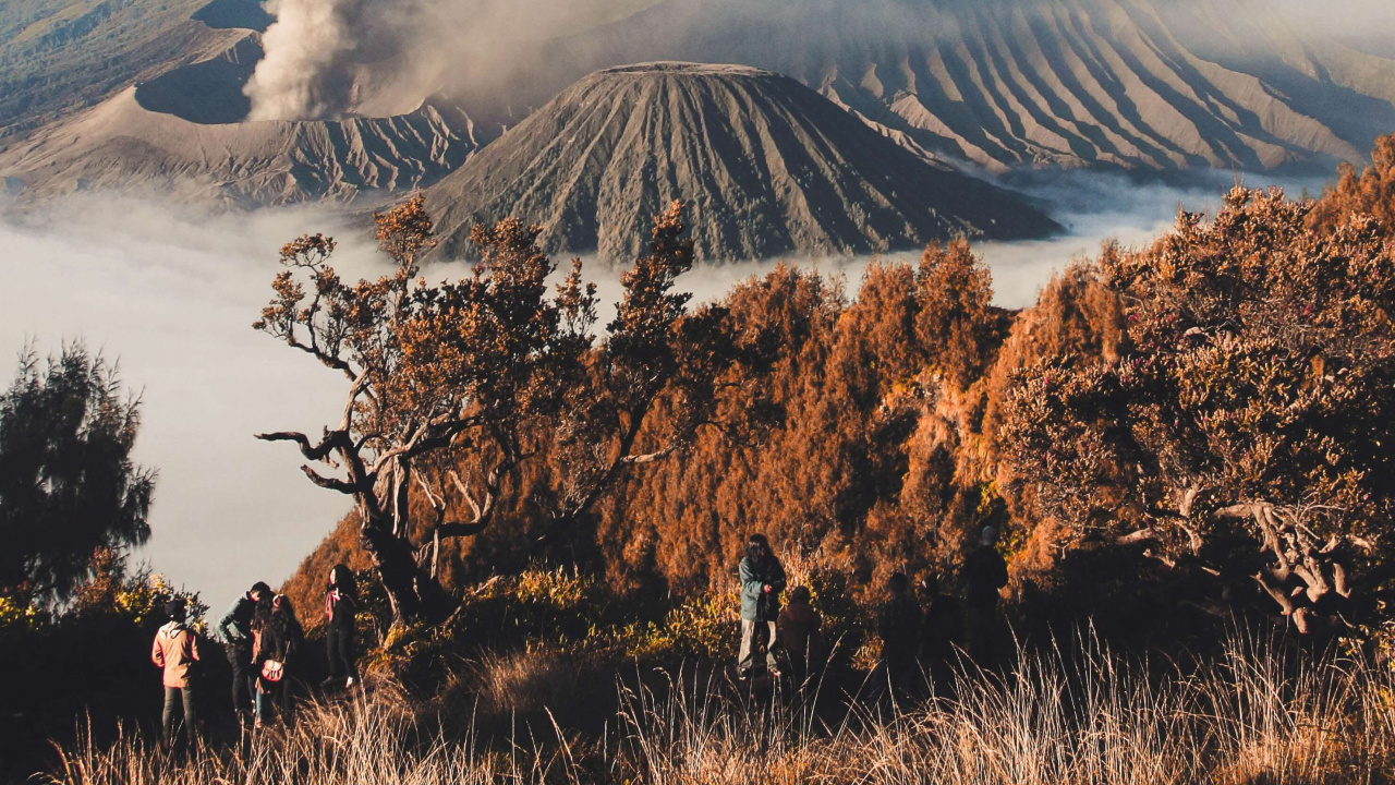 Montagne Brune et Verte Sous Des Nuages Blancs Pendant la Journée. Wallpaper in 1280x720 Resolution