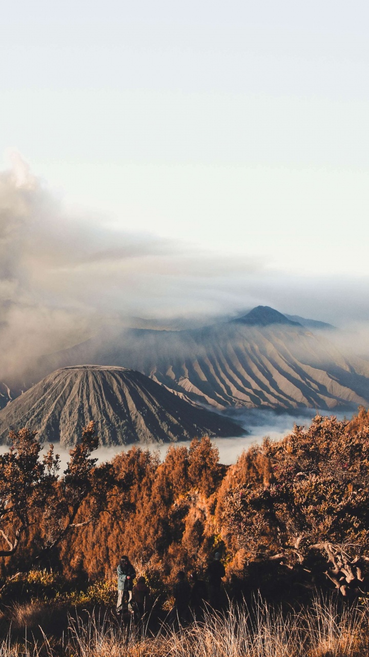 Montagne Brune et Verte Sous Des Nuages Blancs Pendant la Journée. Wallpaper in 720x1280 Resolution