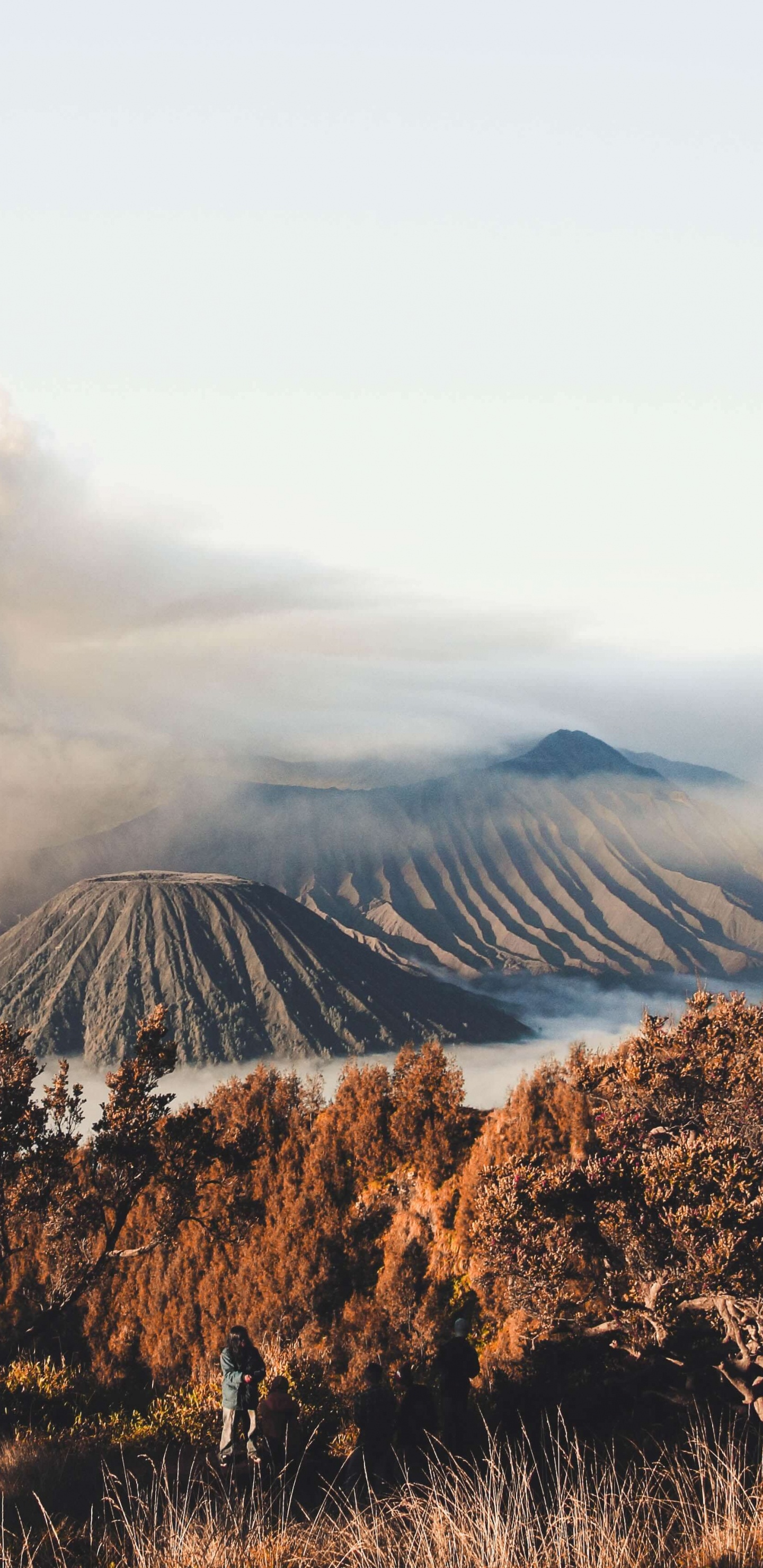 Brauner Und Grüner Berg Unter Weißen Wolken Tagsüber. Wallpaper in 1440x2960 Resolution