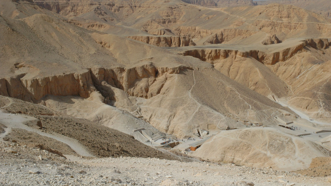 Montagne Rocheuse Brune Pendant la Journée. Wallpaper in 1366x768 Resolution