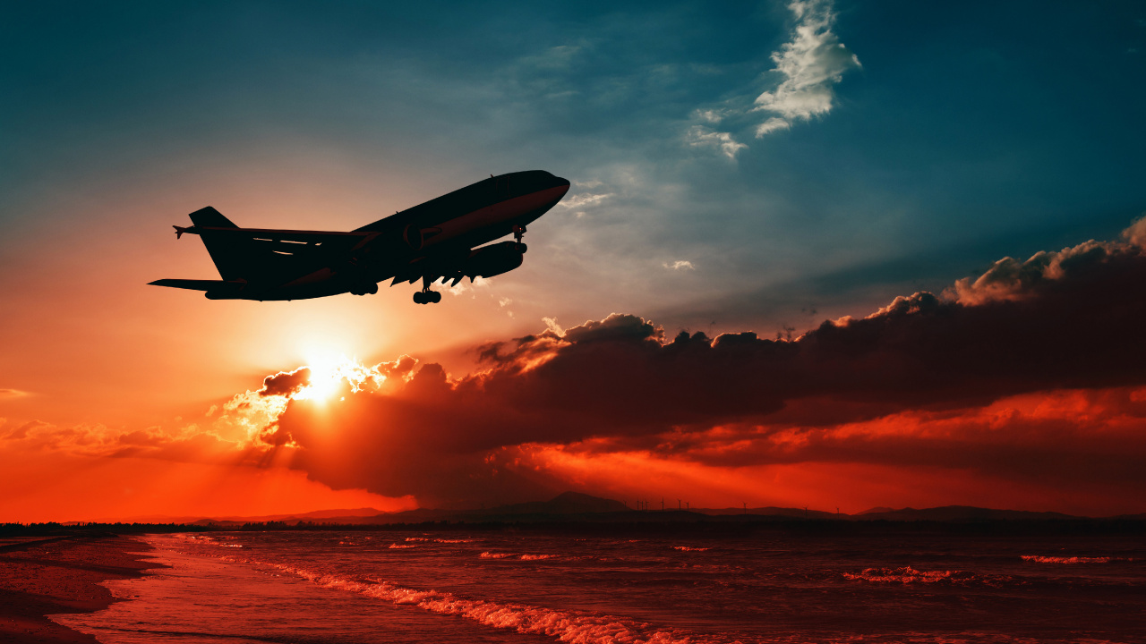 Flugzeug Fliegt Bei Sonnenuntergang Über Den Wolken The. Wallpaper in 1280x720 Resolution