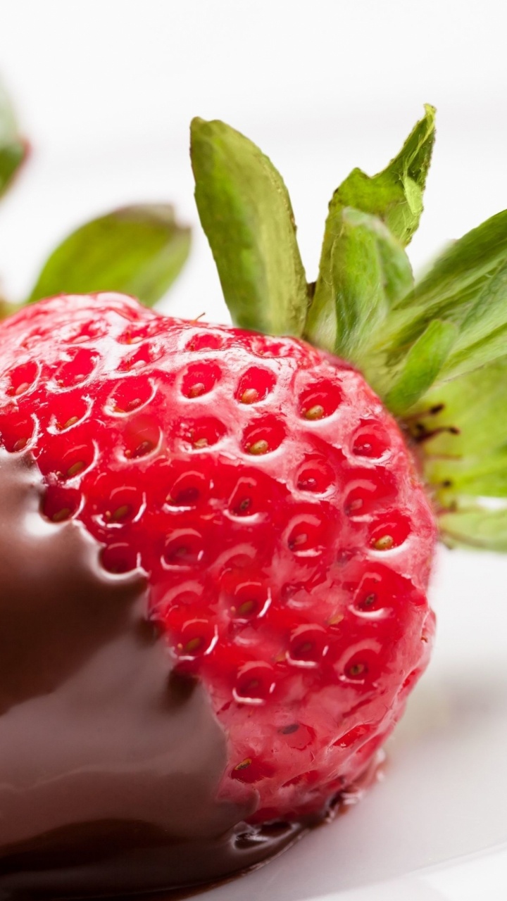 Strawberry on White Ceramic Plate. Wallpaper in 720x1280 Resolution