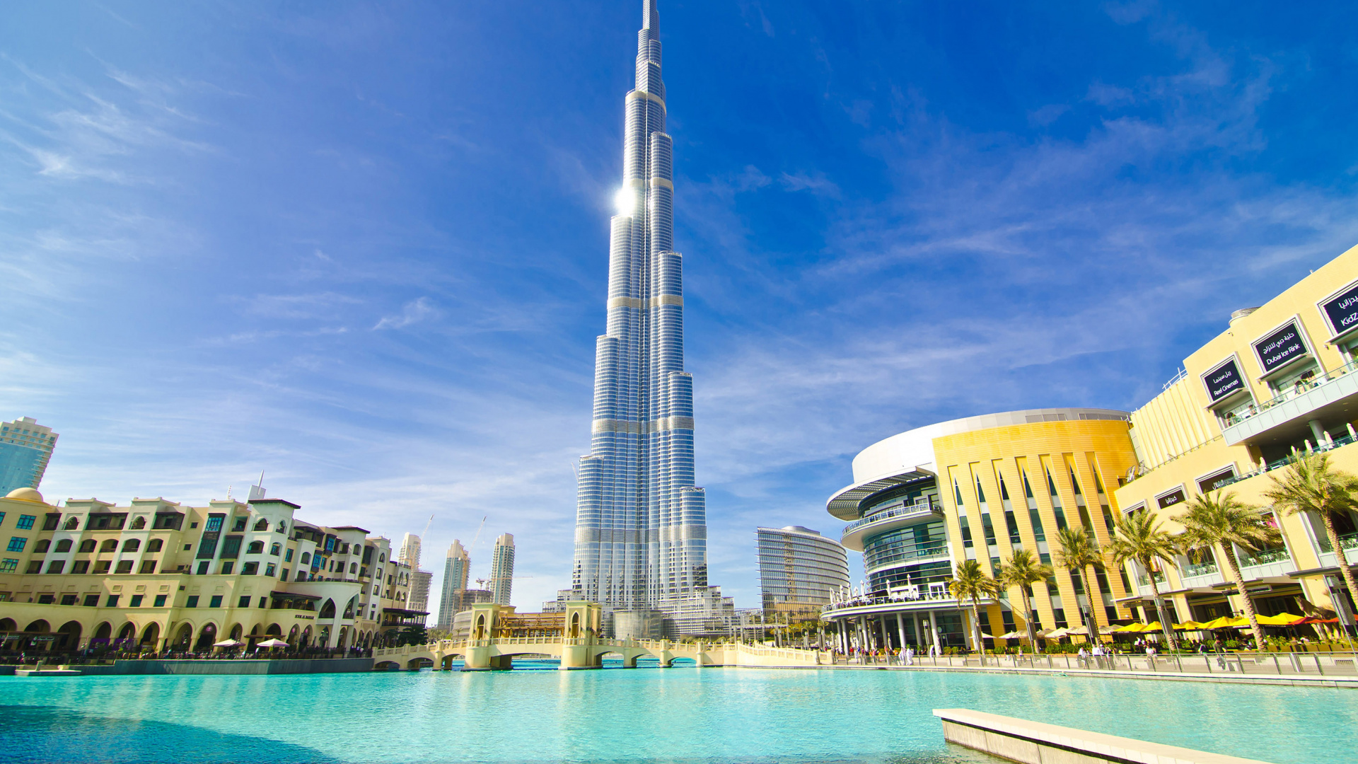Edificio Alto Blanco y Azul Cerca Del Cuerpo de Agua Durante el Día. Wallpaper in 1920x1080 Resolution
