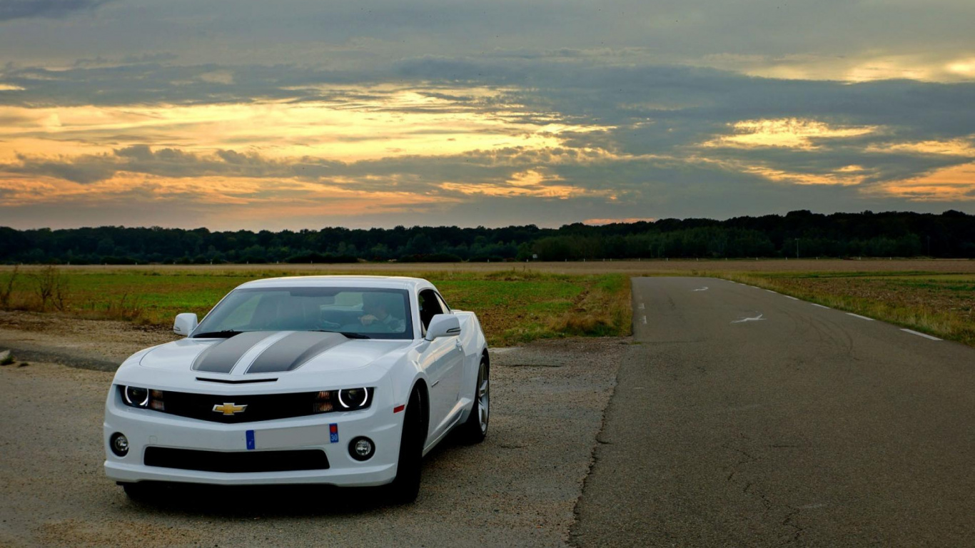 White Porsche 911 on Road During Daytime. Wallpaper in 1366x768 Resolution