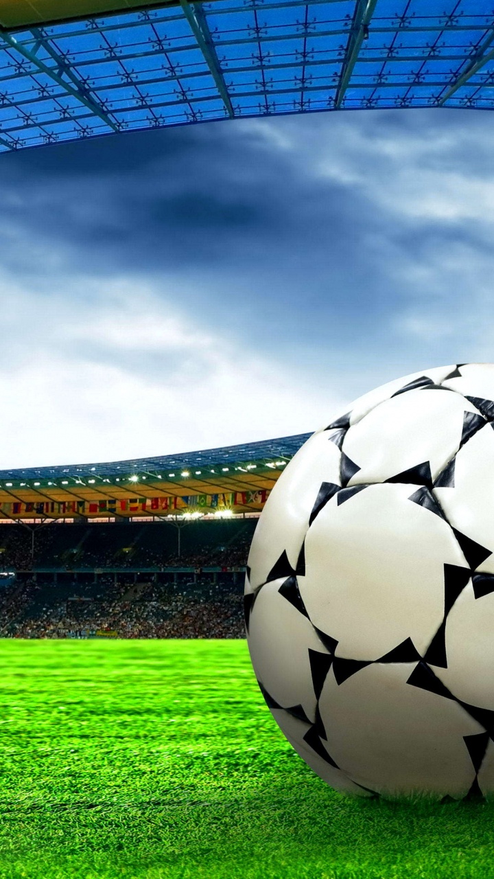 Fußball Auf Der Grünen Wiese Unter Weißen Wolken Tagsüber. Wallpaper in 720x1280 Resolution