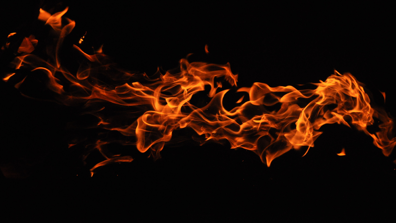 Feuer in Schwarzem Hintergrund Mit Schwarzem Hintergrund. Wallpaper in 1366x768 Resolution