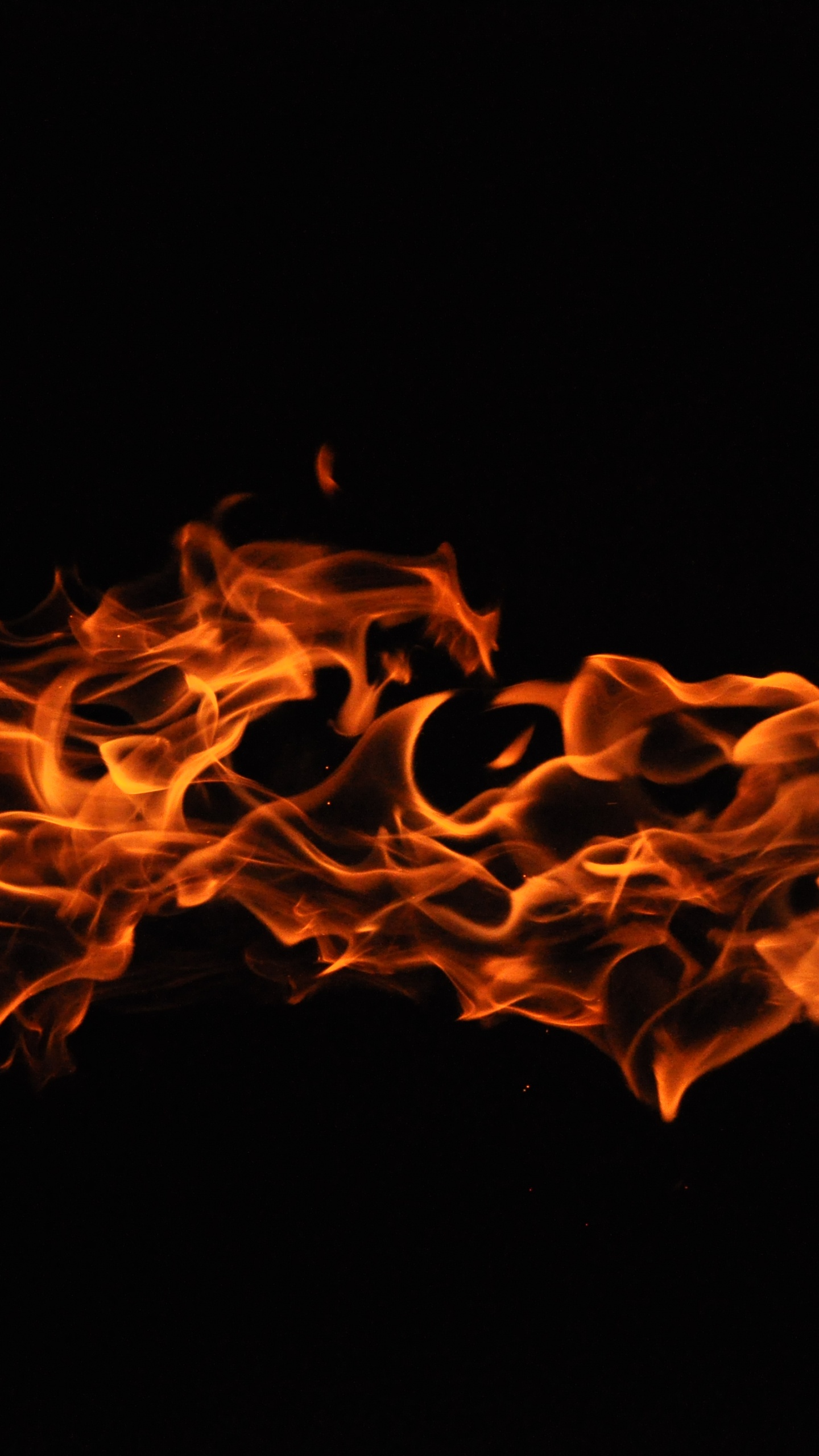 Feuer in Schwarzem Hintergrund Mit Schwarzem Hintergrund. Wallpaper in 1440x2560 Resolution