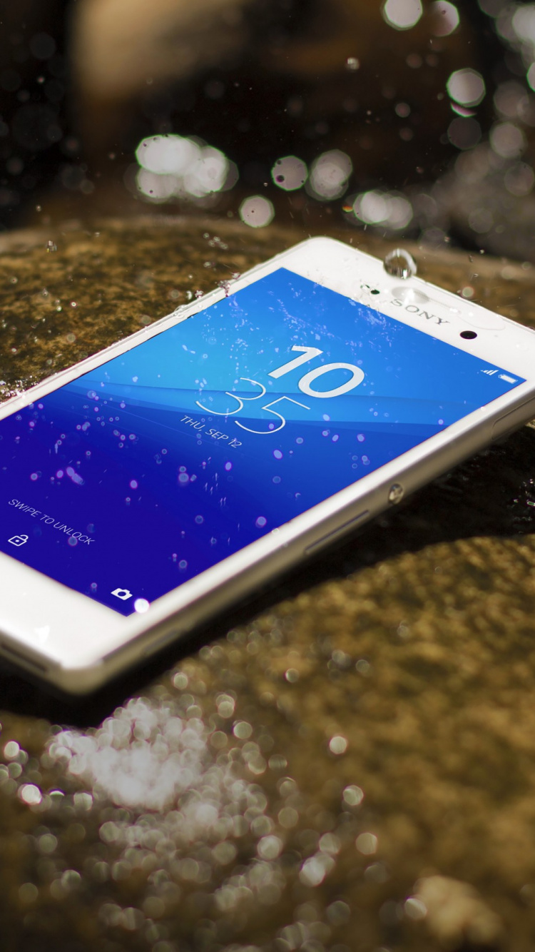 Naipe Blanco y Azul Sobre Una Mesa de Mármol Gris y Negro. Wallpaper in 750x1334 Resolution