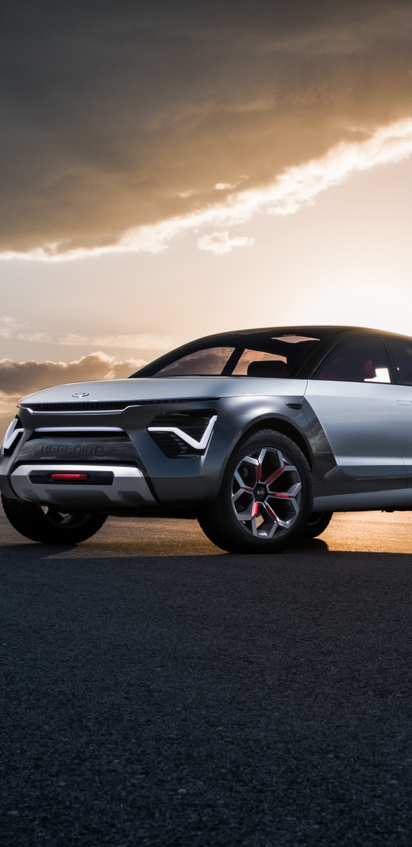 Suv Negro Sobre Arena Gris Bajo el Cielo Nublado Gris Durante el Día. Wallpaper in 1440x2960 Resolution