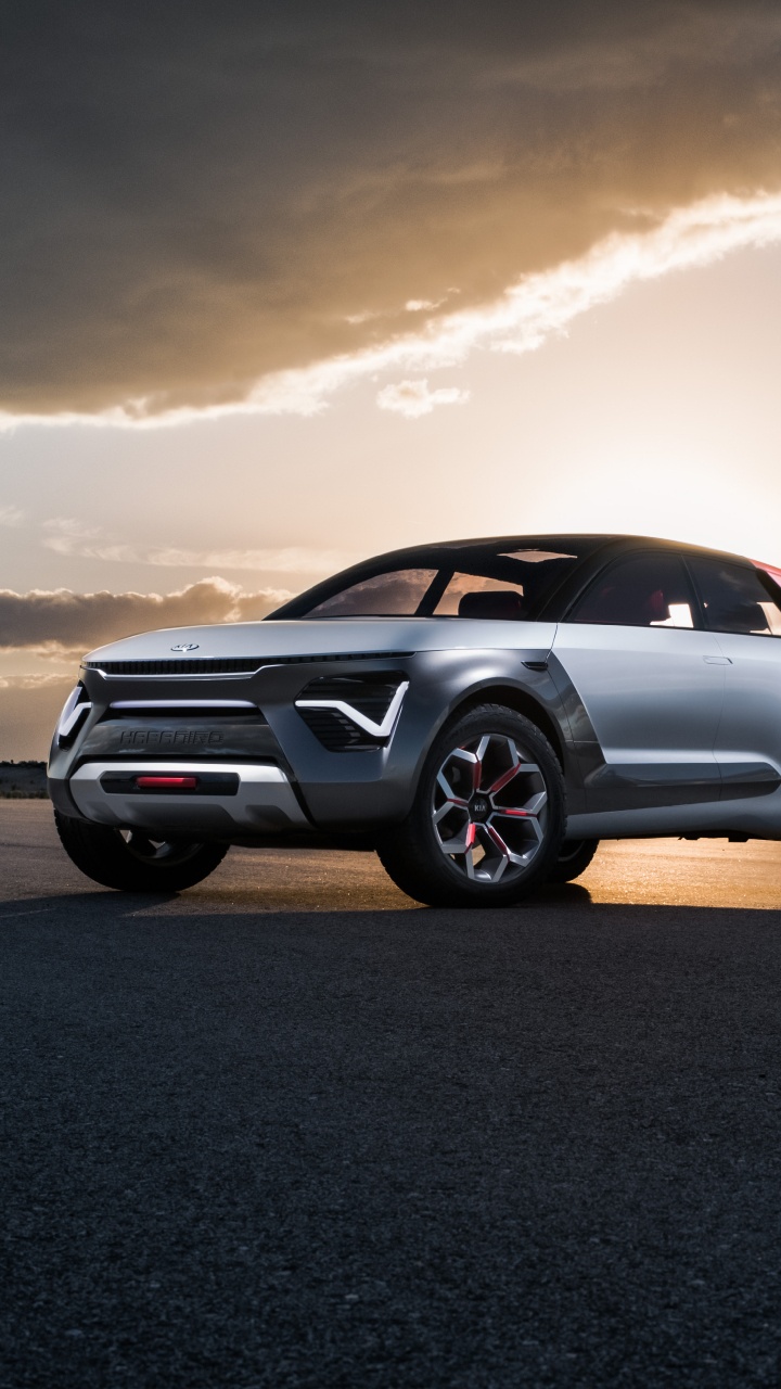 Suv Negro Sobre Arena Gris Bajo el Cielo Nublado Gris Durante el Día. Wallpaper in 720x1280 Resolution