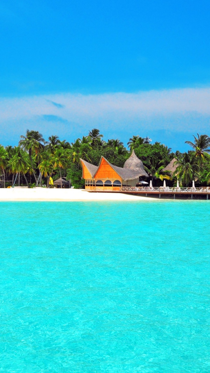 Bateau en Bois Blanc et Marron Sur la Mer Bleue Sous le Ciel Bleu Pendant la Journée. Wallpaper in 720x1280 Resolution