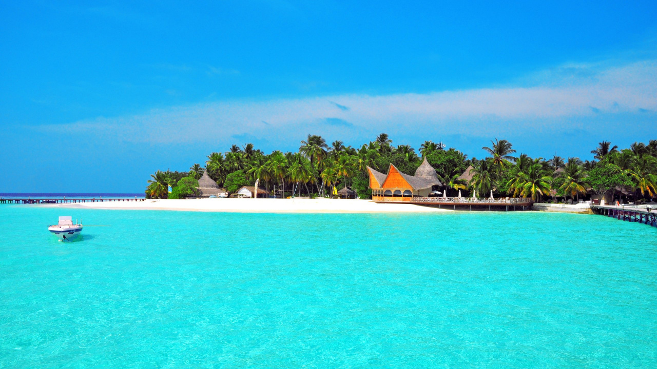 Weißes Und Braunes Holzboot Auf Blauem Meer Unter Blauem Himmel Tagsüber. Wallpaper in 1280x720 Resolution