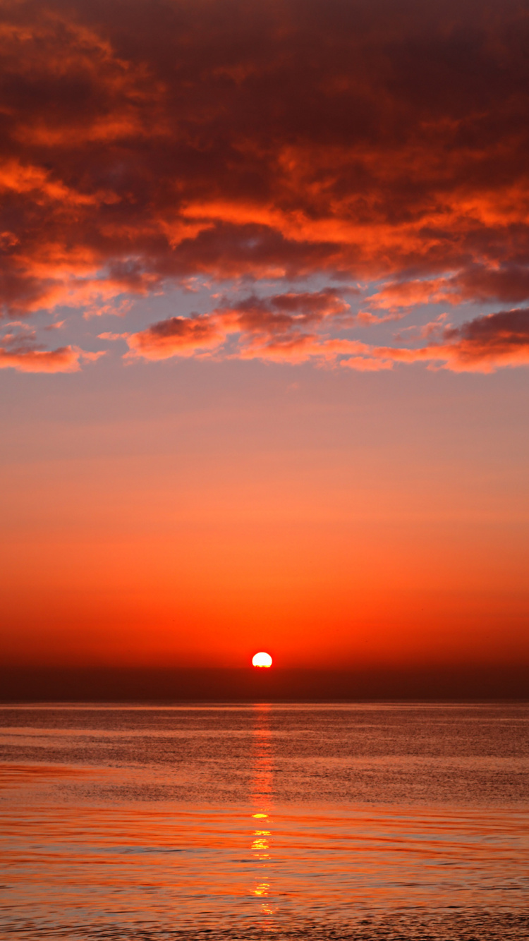 Cuerpo de Agua Durante la Puesta de Sol. Wallpaper in 750x1334 Resolution