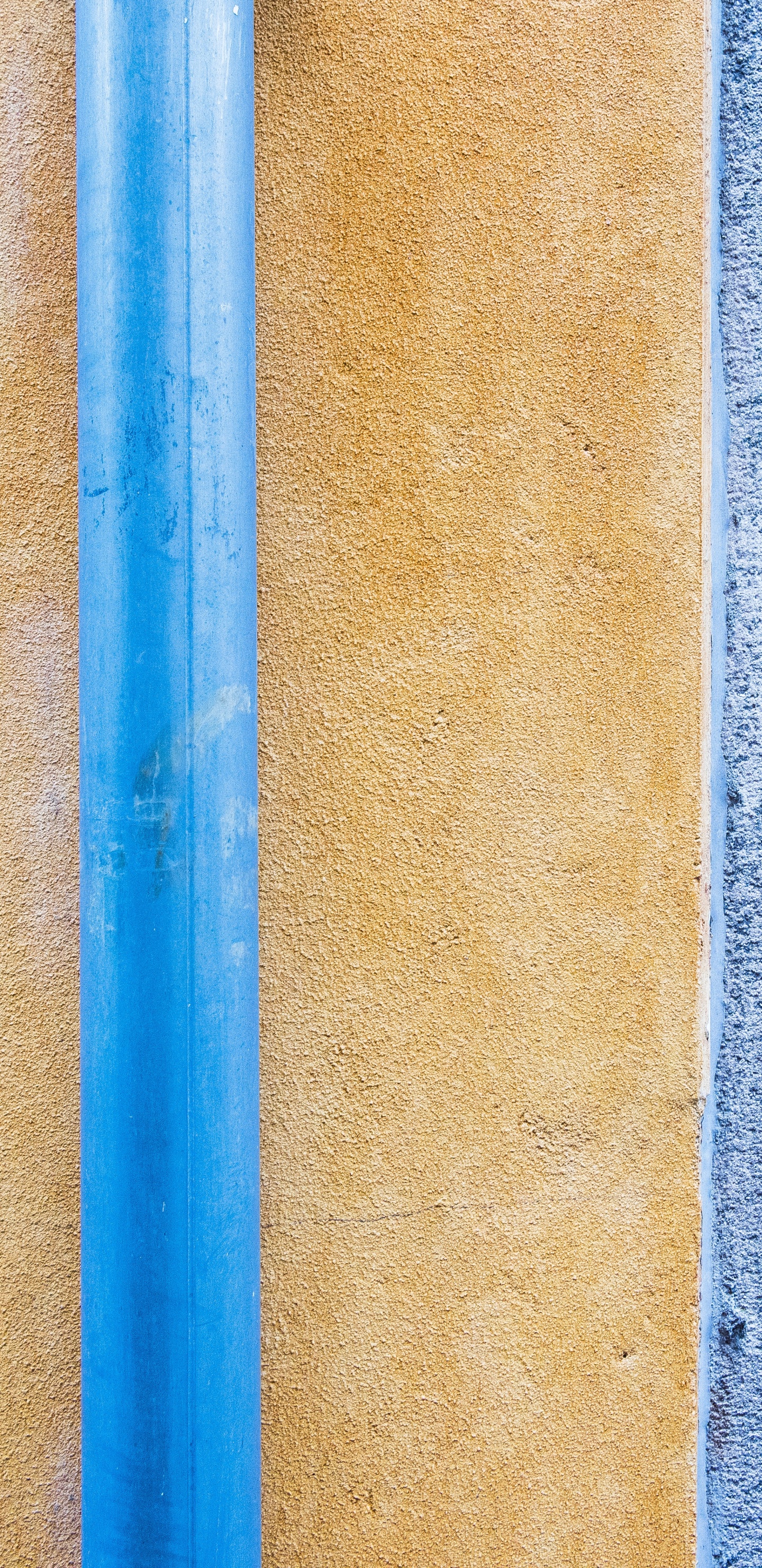 Varilla de Metal Azul Sobre Muro de Hormigón Marrón. Wallpaper in 1440x2960 Resolution