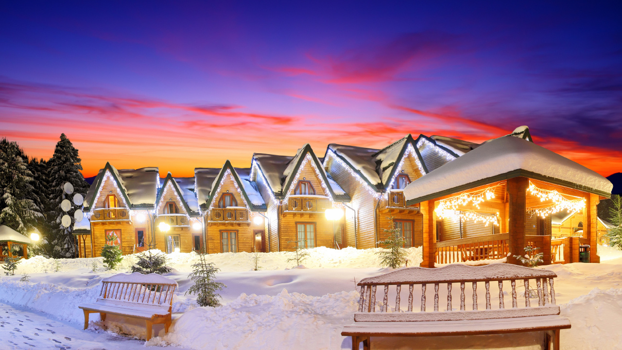 Weißes Und Braunes Holzhaus Auf Schneebedecktem Boden Bei Sonnenuntergang. Wallpaper in 1280x720 Resolution